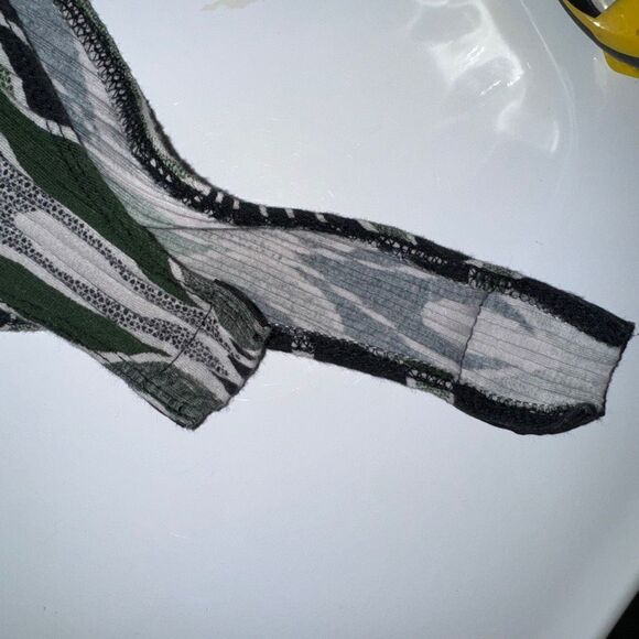 Farm Rio Printed Long-Sleeve Ribbed Bodysuit Green Black | Large - Picture 13 of 14